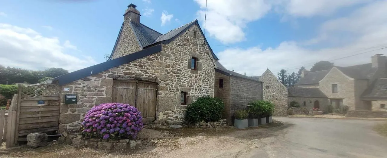 Holiday home Gite Le Mengleuz Plouneour-Menez